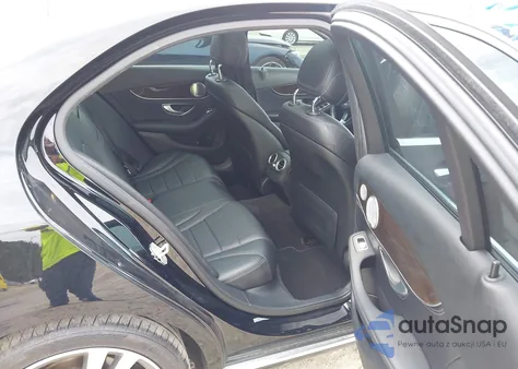 2015 Mercedes-Benz C 300 Luxury 4Matic z USA, uszkodzony, nr VIN 55SWF4KB6FU042101